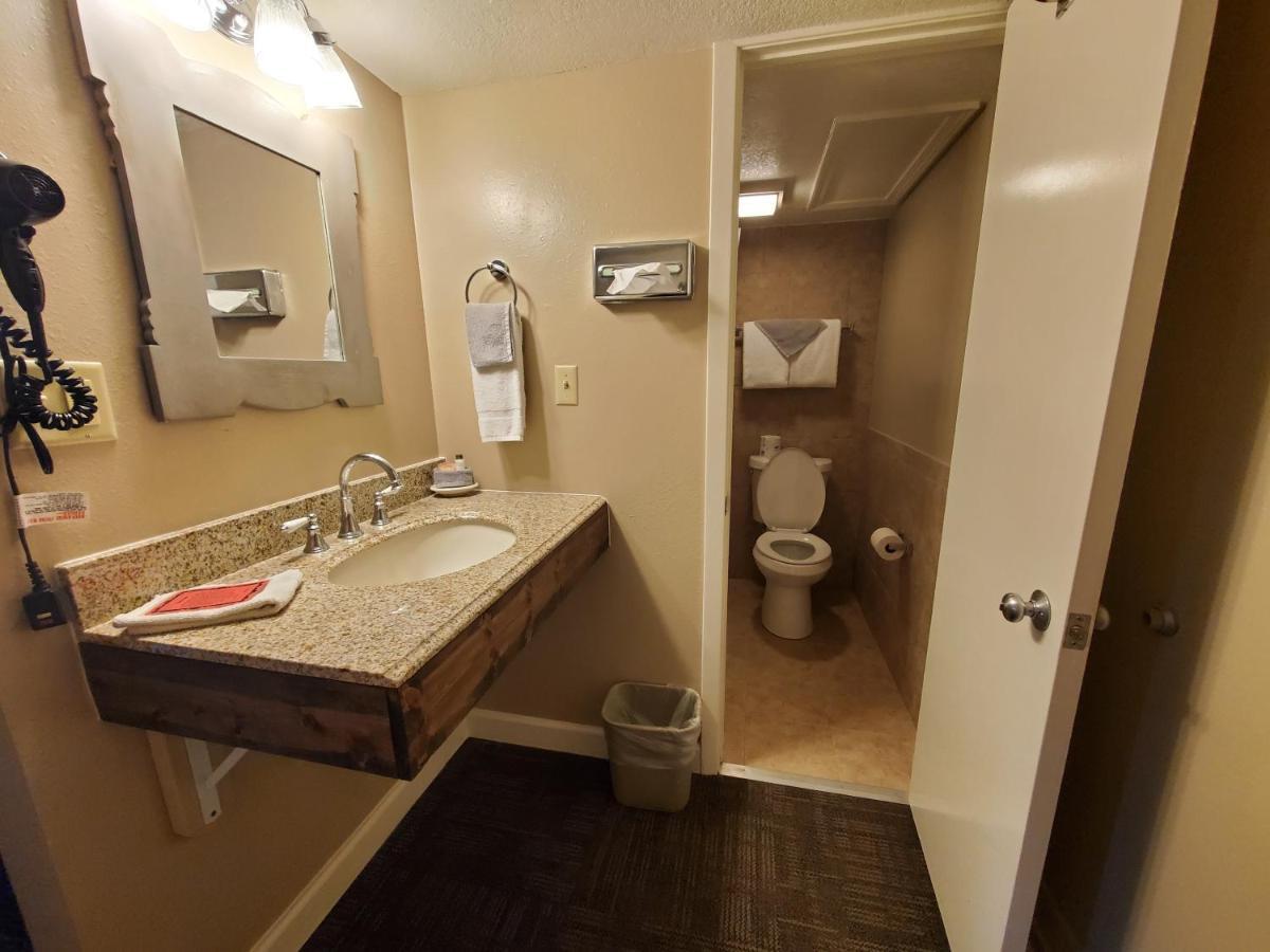 Kansas Country Inn Oakley Екстериор снимка